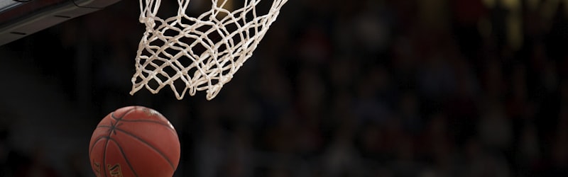 NBA篮球赛湖人队勒布朗詹姆斯突破上篮精彩瞬间