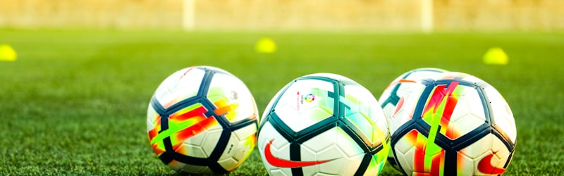 欧冠联赛皇家马德里球队在伯纳乌球场庆祝进球胜利场景