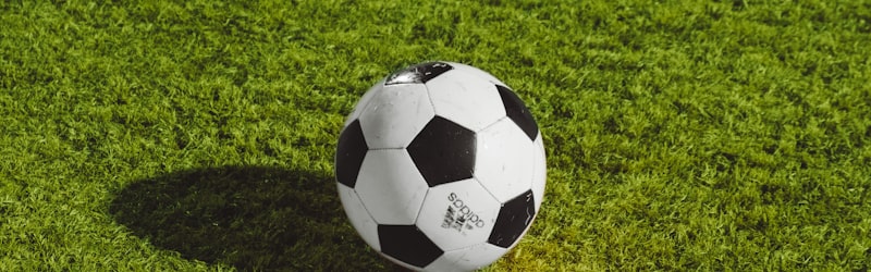 英超联赛曼城对阵利物浦的激烈比赛现场，球员争抢足球瞬间